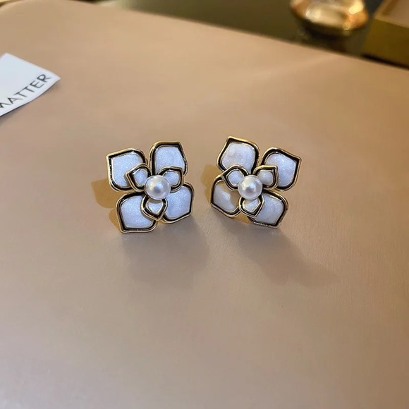 Modern Flower White and Gold Earrings with Central Pearl - Picture 4 of 10